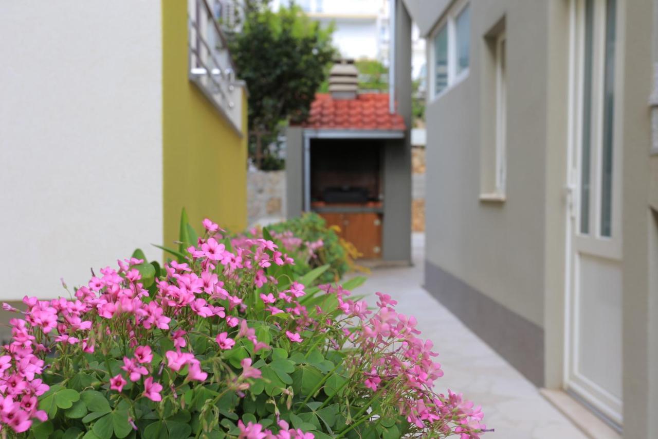 Apartments By The Sea Nemira, Omis - 17039 Tice Esterno foto