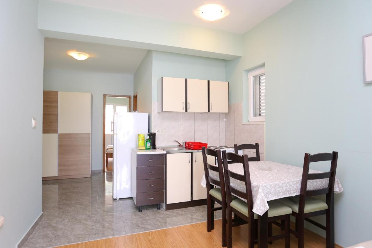Apartments By The Sea Nemira, Omis - 17039 Tice Esterno foto