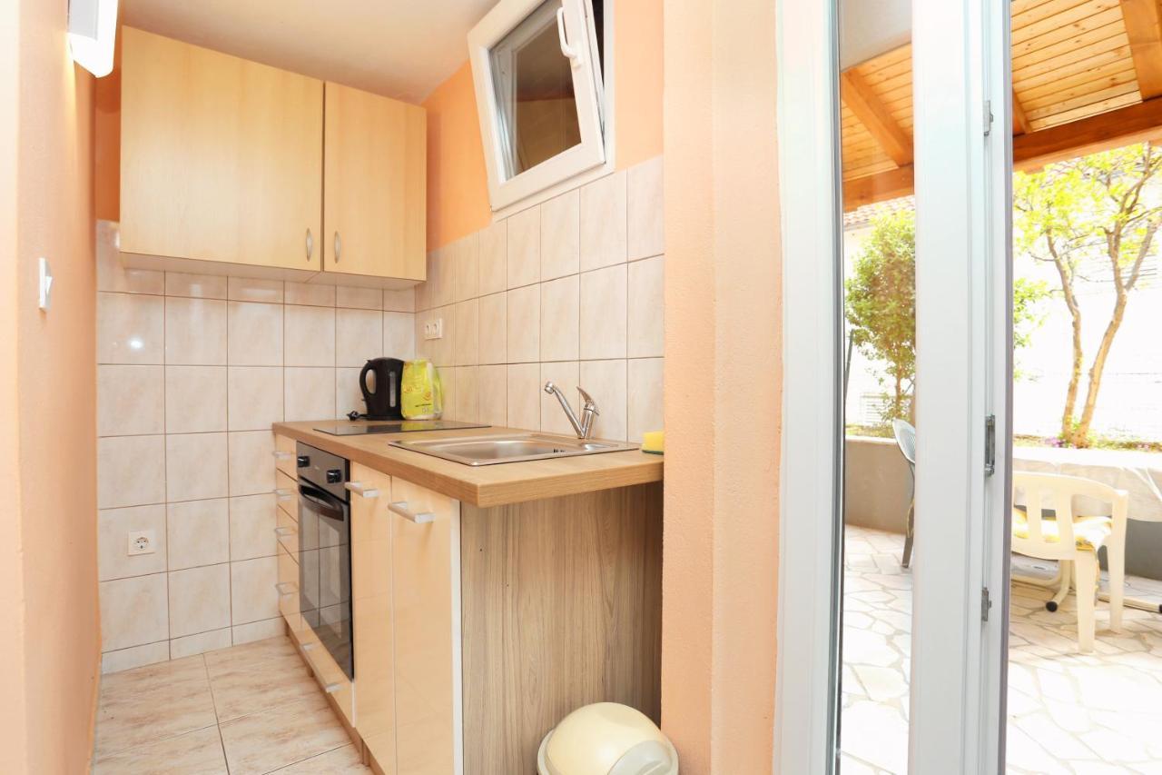 Apartments By The Sea Nemira, Omis - 17039 Tice Esterno foto